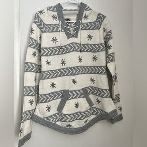Artesanía Alpaca Gray and White Patterned Knit Sweater with hoodie. Made in Peru
